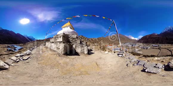 尼泊尔丁波切和帕勒赫村的4KVR珠穆朗玛峰大本营轨道的基本点EBC佛教佛塔视频的预览图