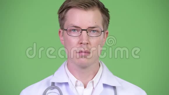 青年医生捂住嘴的画像视频的预览图