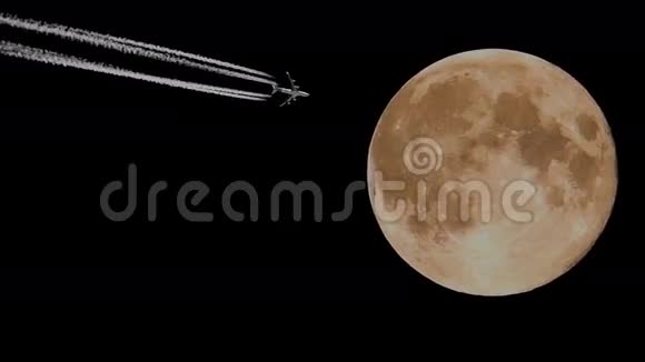 满月和飞机喷气式飞机一时间一的流逝运动视频的预览图