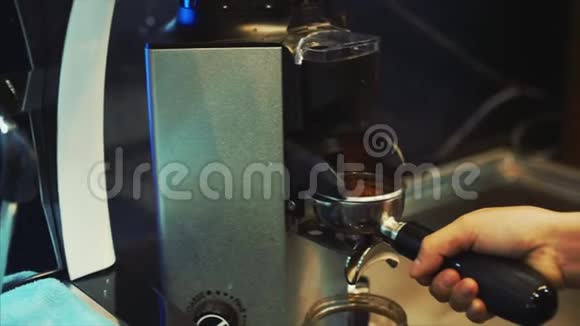 用咖啡磨床制作磨碎咖啡特写镜头咖啡机视频的预览图