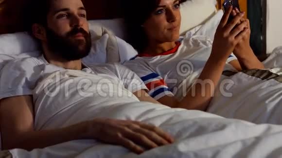 一对情侣在卧室里用手机自拍视频的预览图