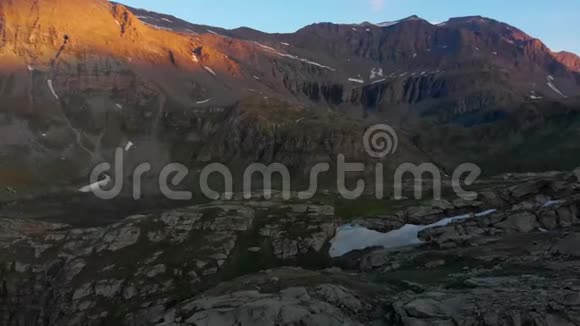 日出时在山上飞行视频的预览图