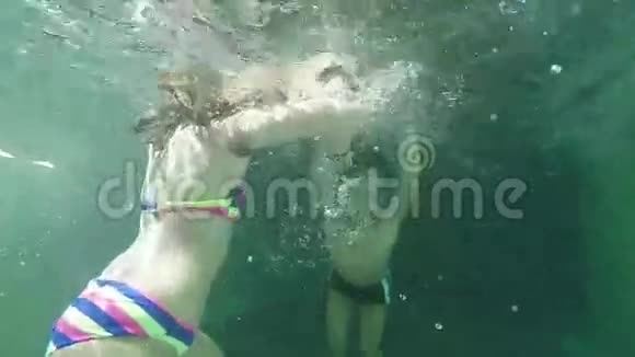 男孩和女孩在水下游泳视频的预览图