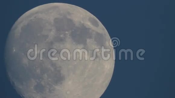 蓝天上的满月视频的预览图