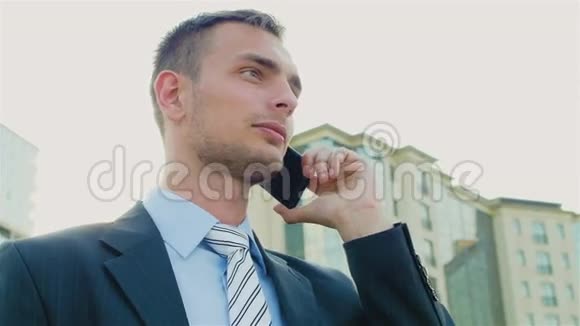 年轻成功的商人在户外打电话视频的预览图