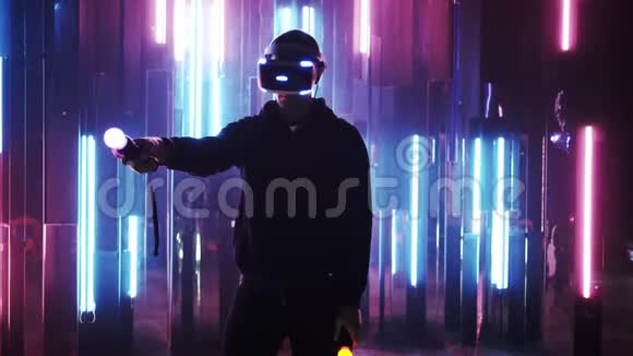 虚拟现实耳机中的玩家和未来空间中的玩家视频的预览图