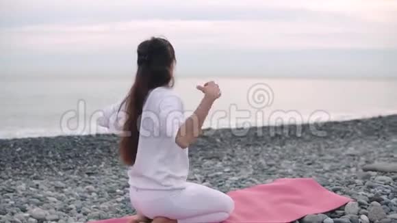 海滩上瑜伽女人健康的生活方式视频的预览图