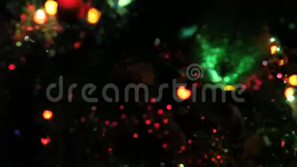 圣诞树上闪闪发光的花环视频的预览图