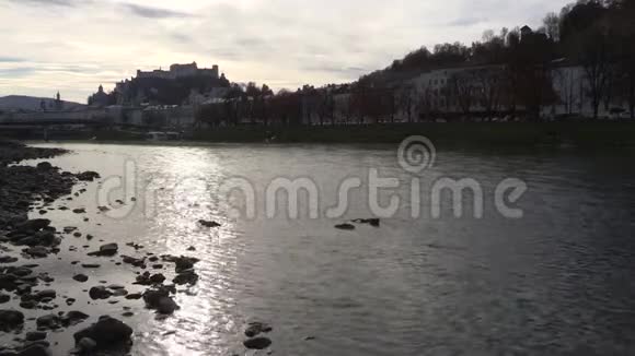 从萨尔茨堡河到欧洲奥地利萨尔茨堡内城的景色视频的预览图