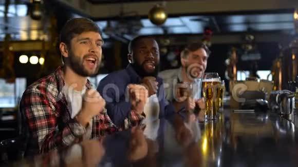 体育迷在酒吧看冠军对最喜欢的球队的胜利感到高兴视频的预览图