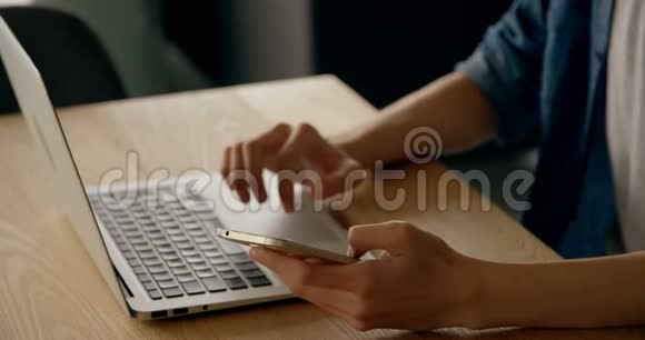 男子在家使用手机和笔记本电脑视频的预览图
