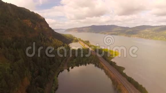 哥伦比亚河航空视频的预览图