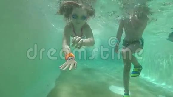 女孩和男孩在水下游泳视频的预览图