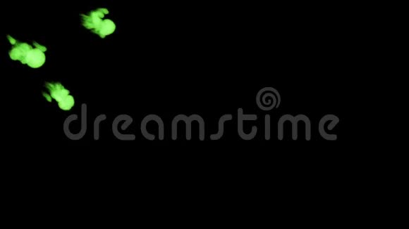 荧光亮绿漆卷在水中多滴墨这是3D渲染镜头的慢动作墨水视频的预览图