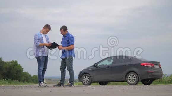 在道路车祸保险代理人审查车祸车主和保险人员制作纸形式的生活方式两个人视频的预览图