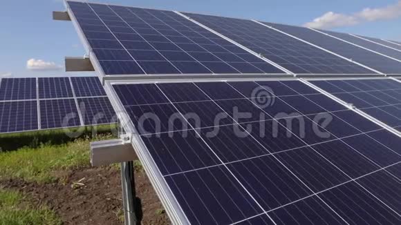太阳能电池板特写太阳能生产场可再生太阳能源视频的预览图