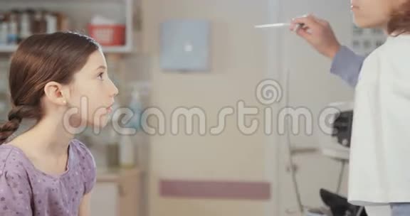 女医生检查一个年轻女孩视频的预览图