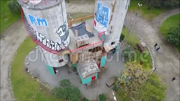 智利圣地亚哥攀岩结构鸟瞰图视频的预览图