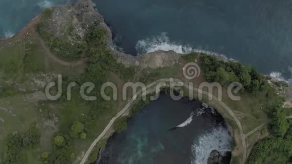 印尼NusaPenida岛破滩巴厘岛附近无人机4K射击视频的预览图