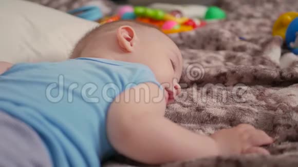 一个睡在床上的可爱的婴儿视频的预览图