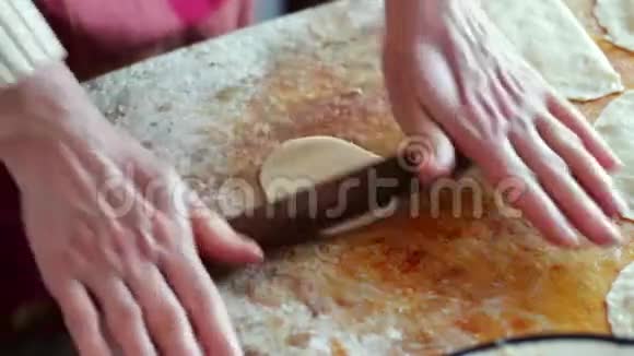 女人准备肉馅饼用面团和馅特写视频的预览图