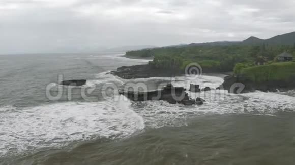 巴厘岛海滩4K无人机飞行的岩石上的波浪破碎视频的预览图