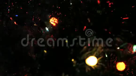 圣诞树上闪闪发光的花环视频的预览图