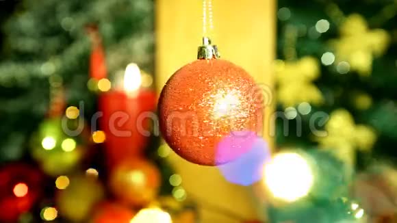 红球与其他圣诞球如假日装饰白色视频的预览图
