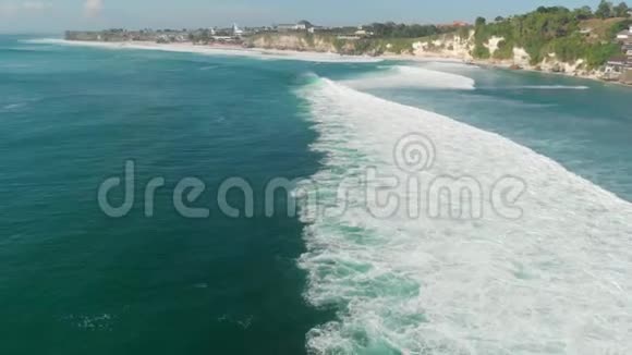 美丽的热带绿松石海洋带波浪鸟瞰巴厘岛视频的预览图