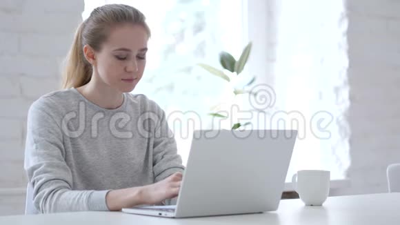 青年妇女在办公室工作视频的预览图