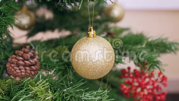 装饰圣诞树金球视频的预览图