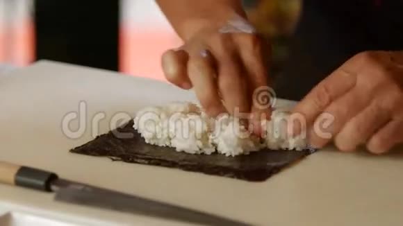 男性手做寿司视频的预览图