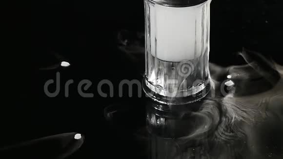 提取玻璃中的白烟干冰对黑暗背景的影响视频的预览图