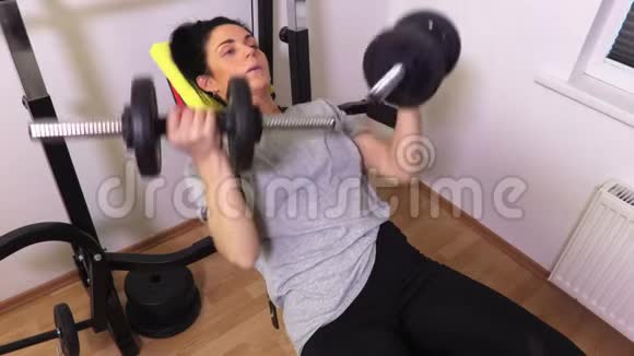 健身房里的女人用哑铃做运动视频的预览图