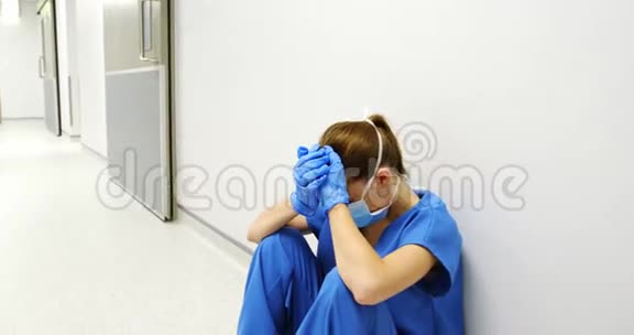 紧张的女医生坐在走廊里视频的预览图