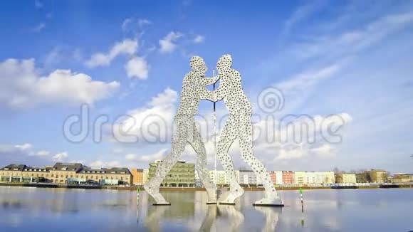 德国柏林斯普里河上的人物雕塑视频的预览图