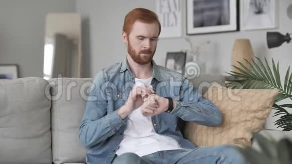 胡子人用智能手表视频的预览图
