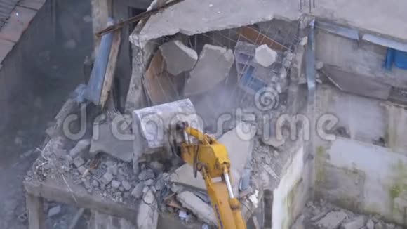 施工现场用推土机机械臂摧毁旧混凝土房屋视频的预览图