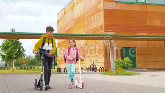 带背包和滑板车的快乐学童视频的预览图