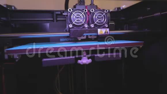 在3D打印机上打印工业打印在3D打印机上3d打印的渐进技术3D打印机工作视频的预览图