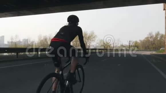 自信的三项运动员骑自行车铁人三项训练跟随骑自行车的骑自行车的人视频的预览图