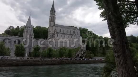 法国卢尔德大教堂的景色视频的预览图
