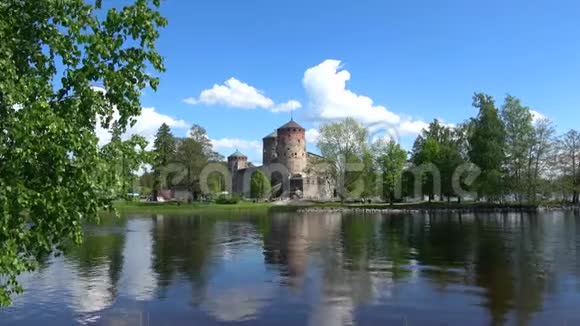奥拉夫林纳城堡在一个阳光明媚的六月天芬兰萨文林纳视频的预览图