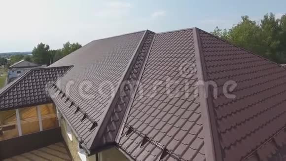 房子有一个新的金属屋顶波纹金属屋面和金属屋面用金属做的现代屋顶视频的预览图