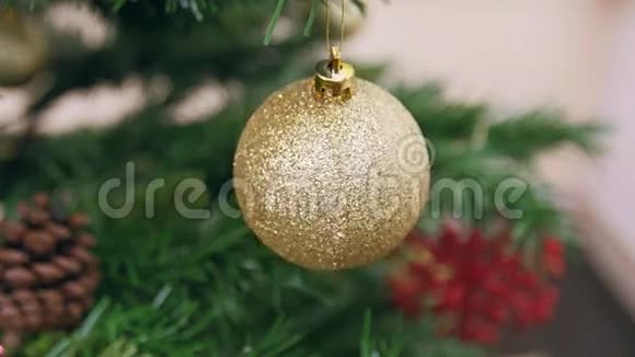装饰圣诞树金球视频的预览图
