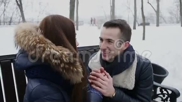 冬天公园里的男人和女孩视频的预览图