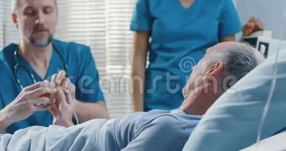 医生在医院探望病人视频的预览图