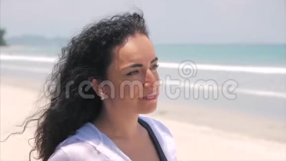 在热带海滩上一幅欧洲美丽可爱的布鲁内特年轻女性或在寻找中快乐的女孩的特写镜头视频的预览图