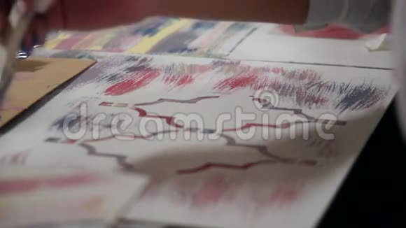 大师用刷子和油漆手工油漆纸视频的预览图