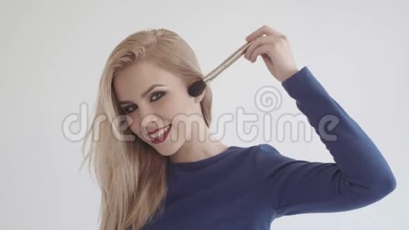 金发女郎化妆化妆的女人视频的预览图